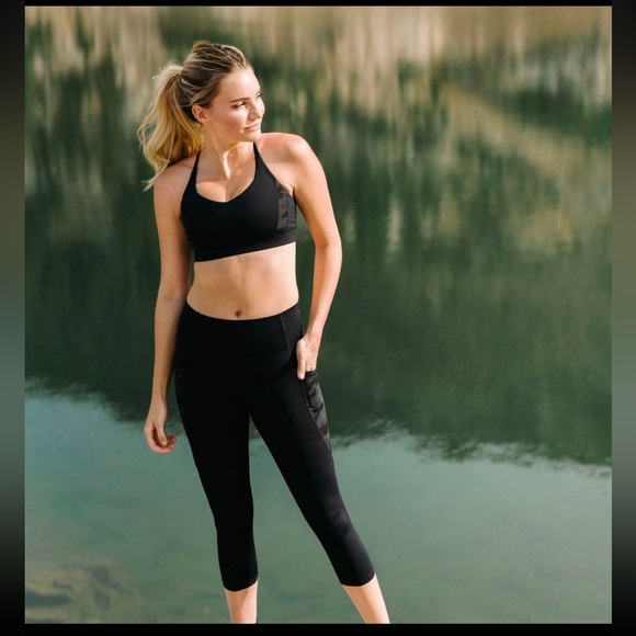 Zyia Reflective Capri - Picture 3 of 9